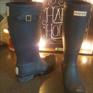 Size 5g Hunter Navy Blue boots. Great condition!